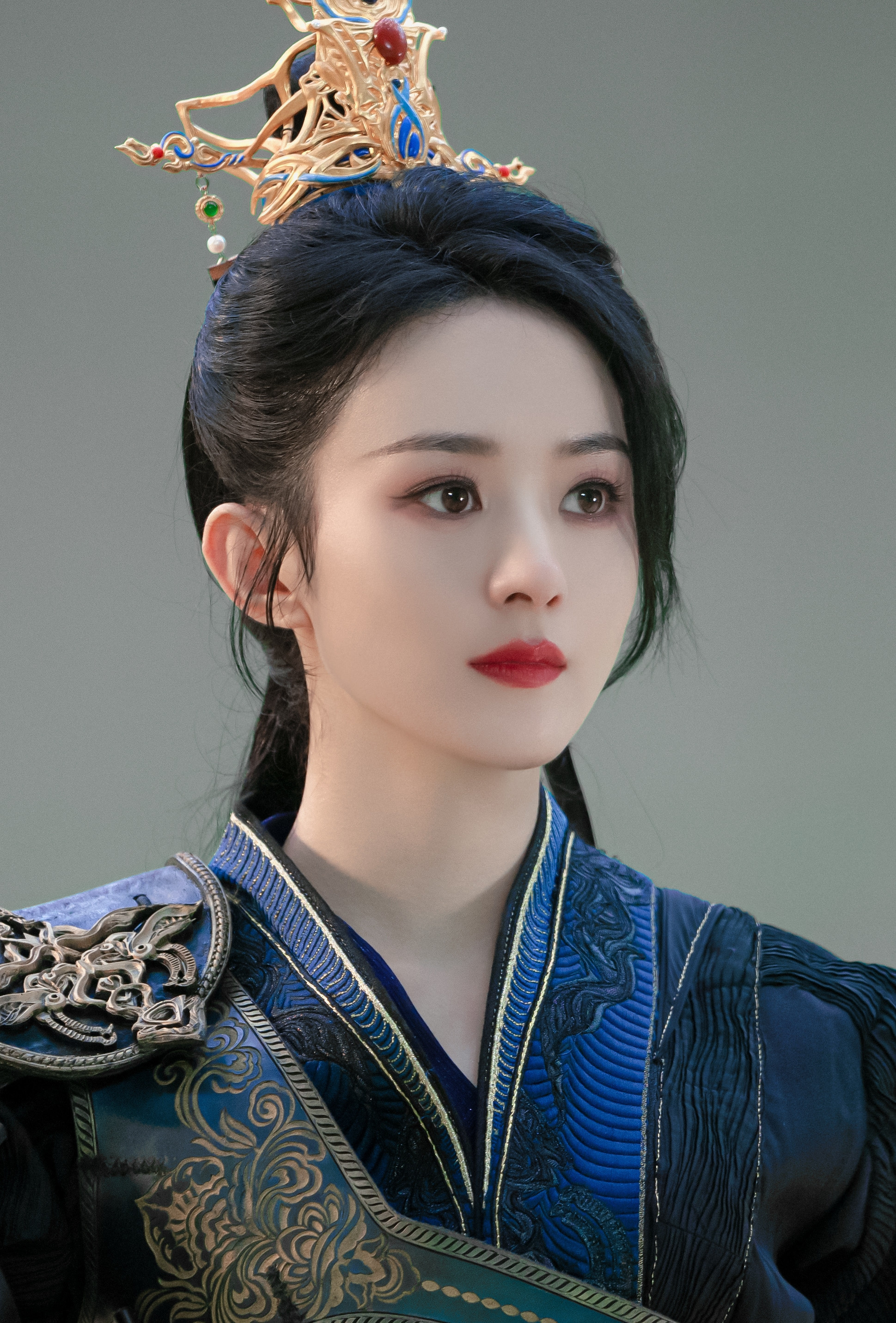 Triệu Lệ Dĩnh vai cổ trang