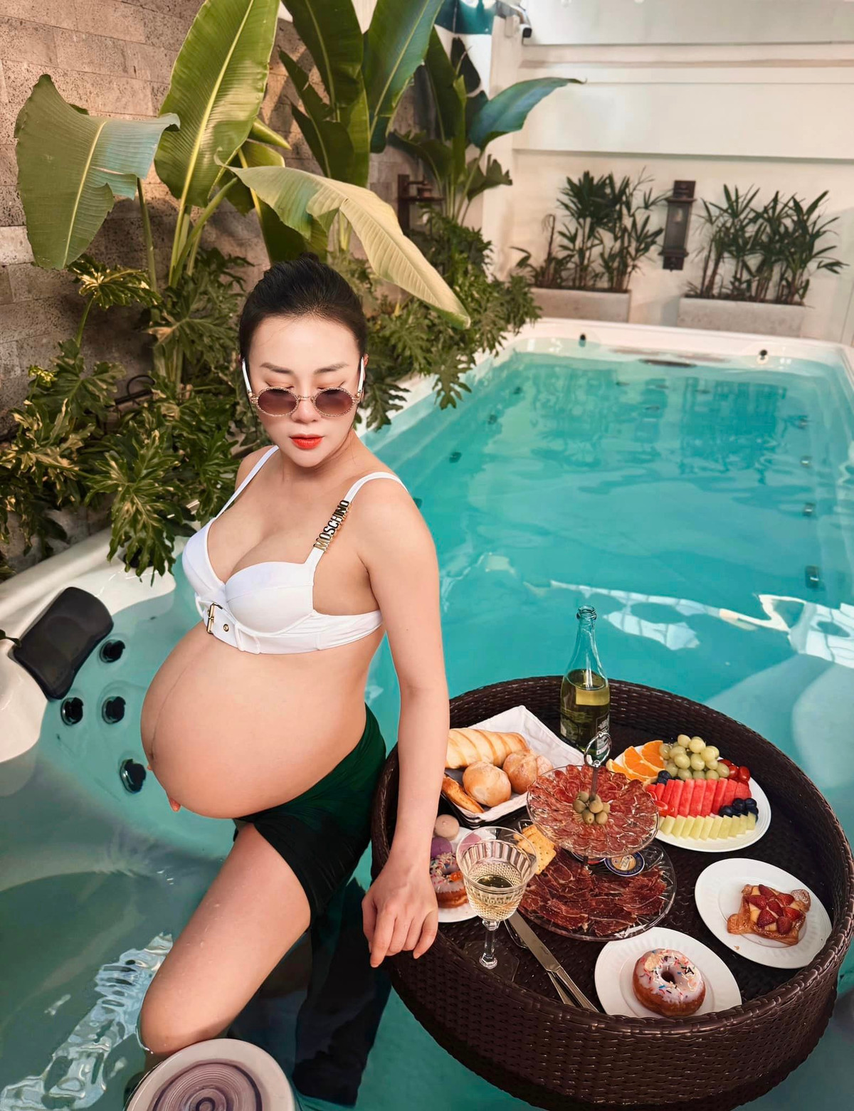 Phương Oanh khi mang thai bên trong biệt thự