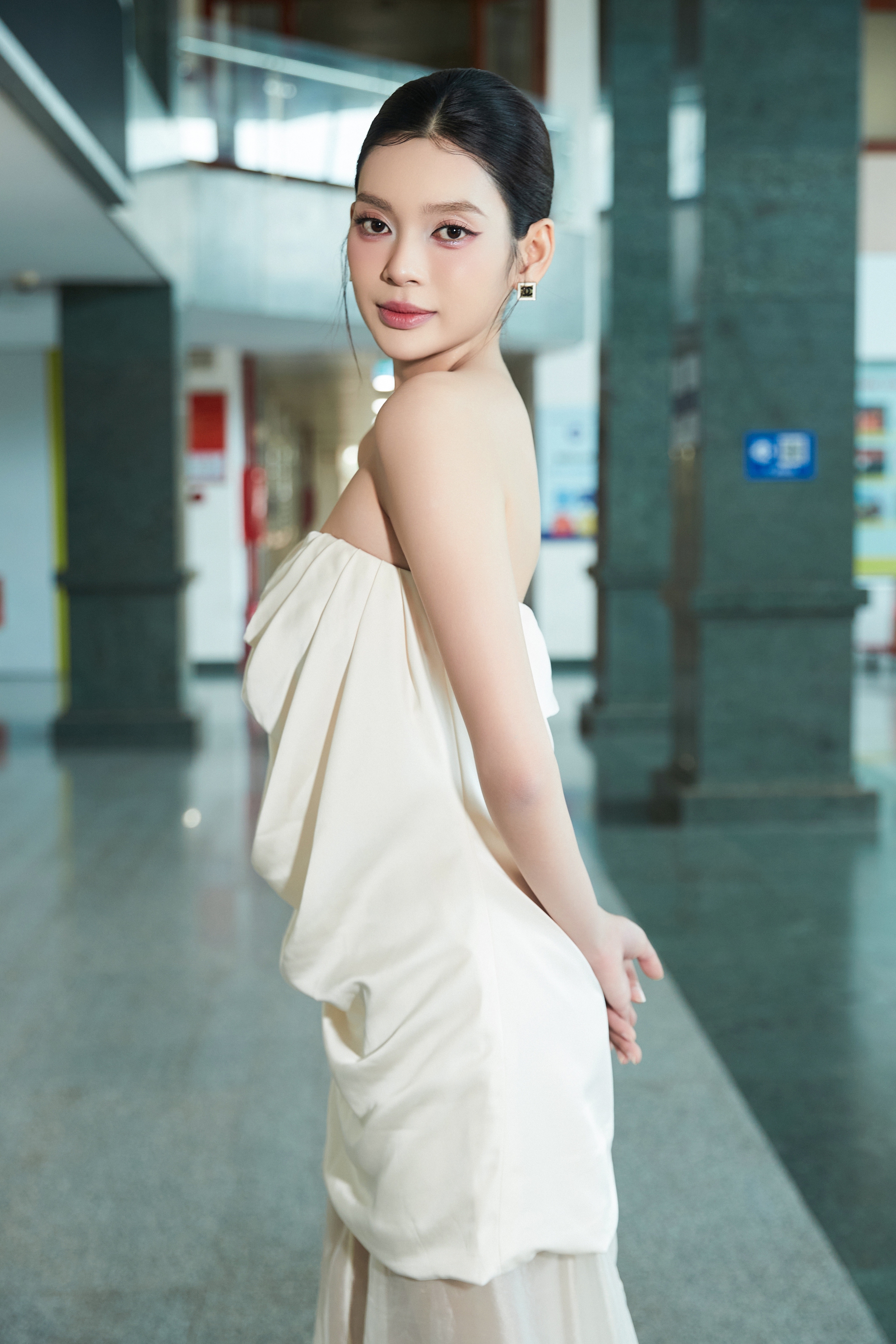 Hoa hậu Nguyễn Hoài Phương Anh trong bộ trang phục tôn vóc dáng