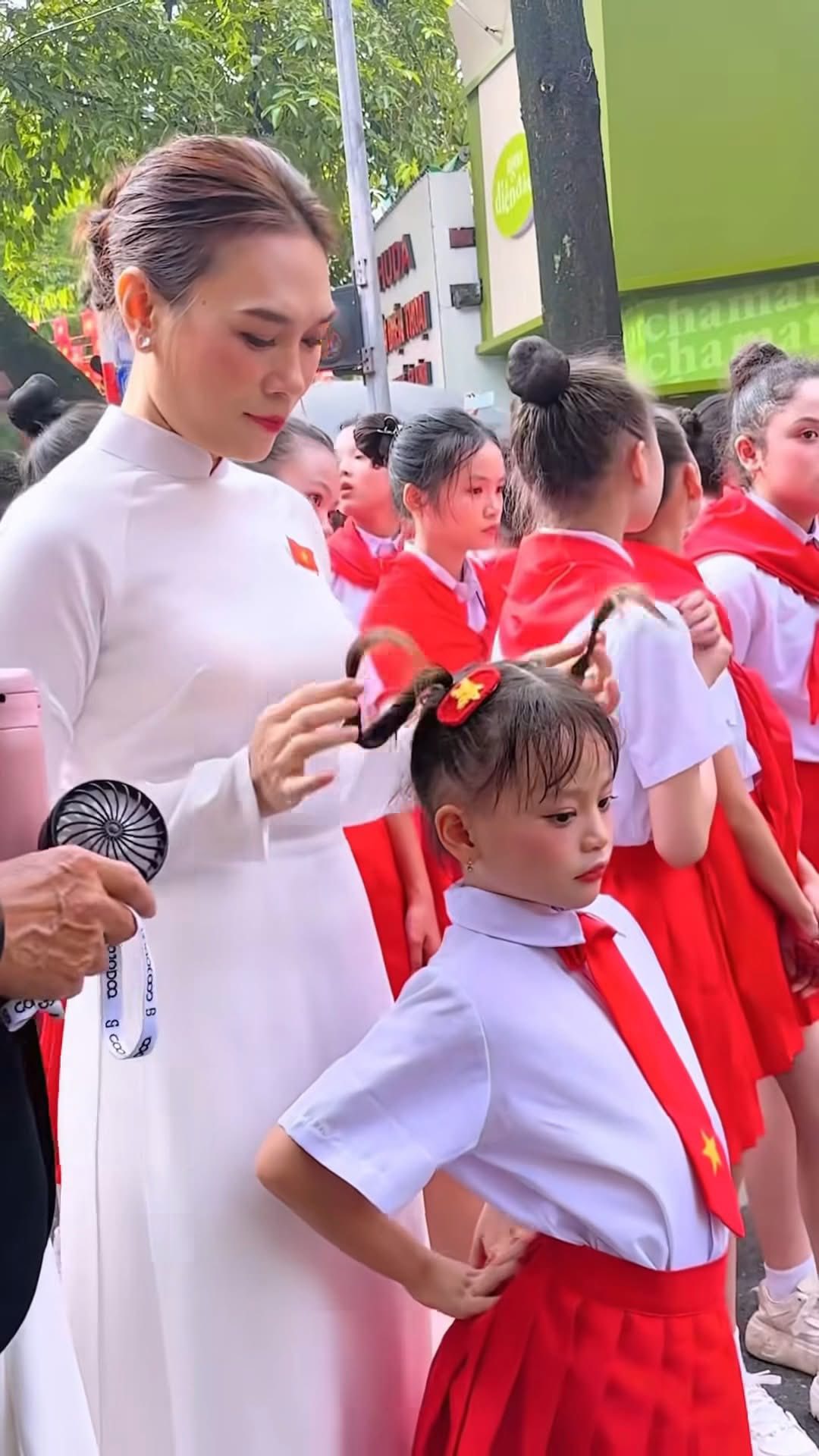 Bé Thuỷ Tiên sau màn biểu diễn cùng Mỹ Tâm