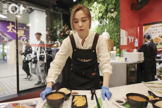 Lương Ân làm việc tại nhà hàng