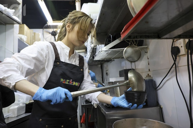 Lương Ân tiết kiệm mở quán ăn nhỏ