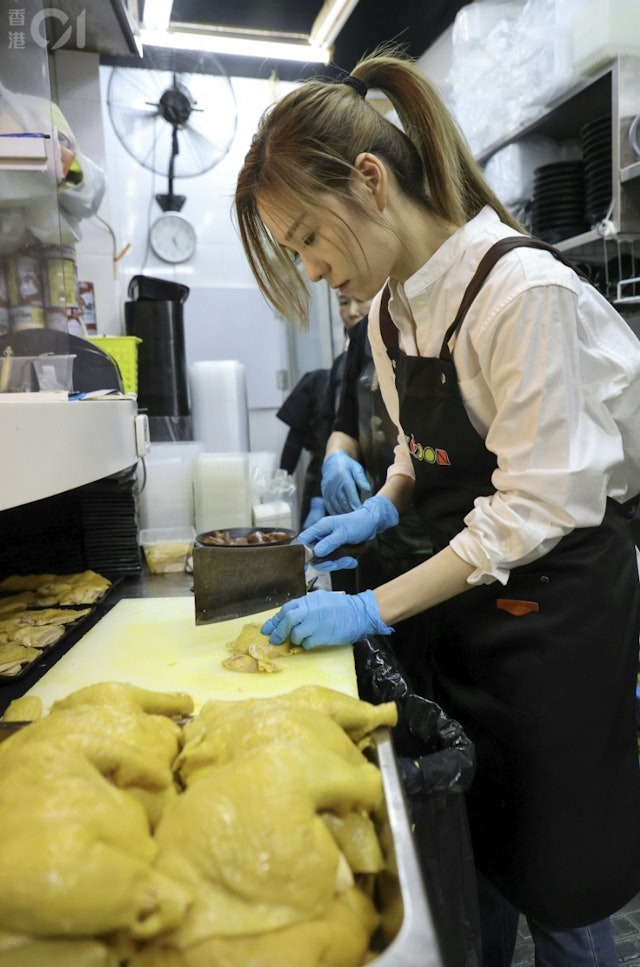 Lương Ân phụ bếp, rửa bát tại quán cơm gà