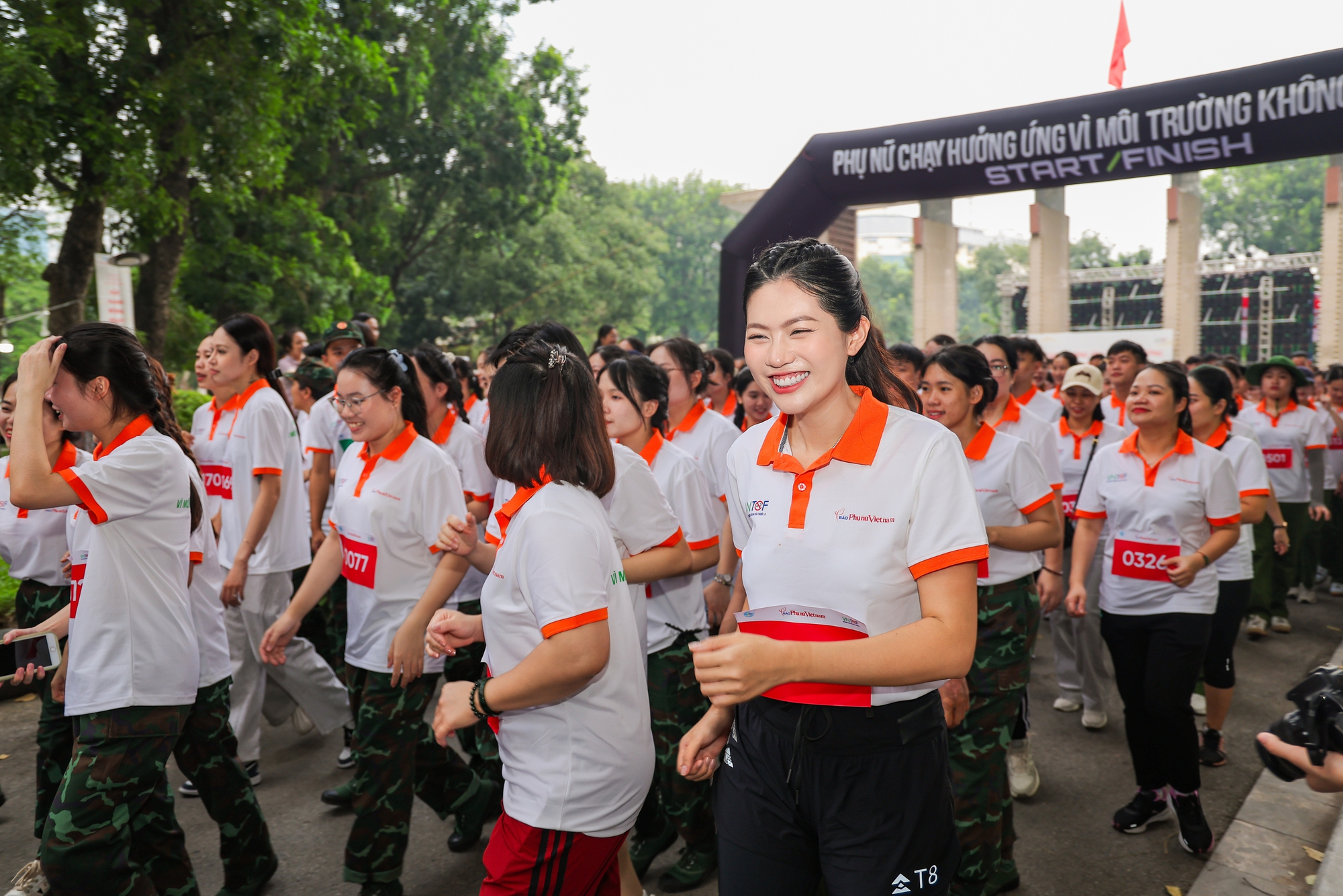 Vũ Hương Giang chạy bộ cùng đông đảo phụ nữ