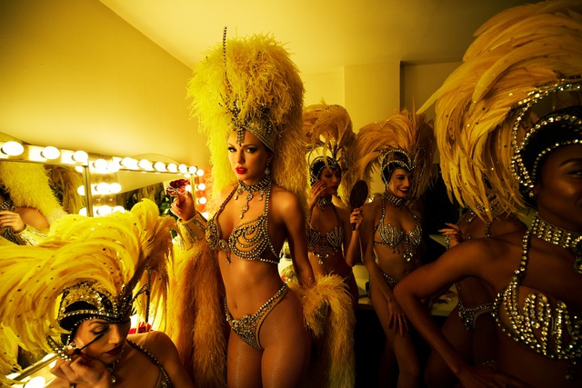 Taylor Swift trình diễn phong cách burlesque