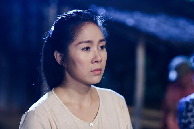 Lê Phương trong Thương Con Cá Rô Đồng Vai chị cả gánh vác gia đình cực nhọc