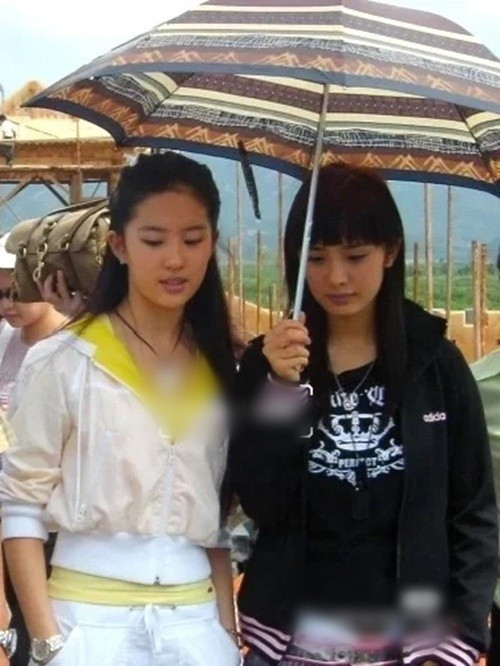 Ảnh Dương Mịch cầm ô che cho Lưu Diệc Phi