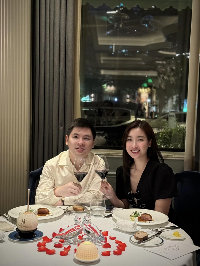 Khoảnh khắc hạnh phúc của Đỗ Mỹ Linh khi nhận hoa