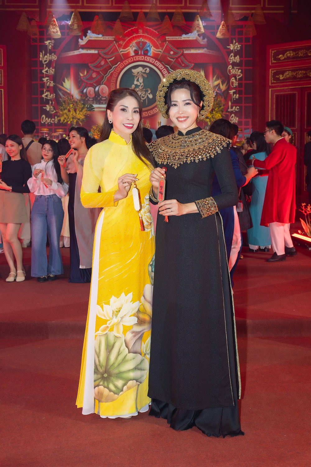 Lý Hương và gia đình tại lễ cúng tổ riêng tư