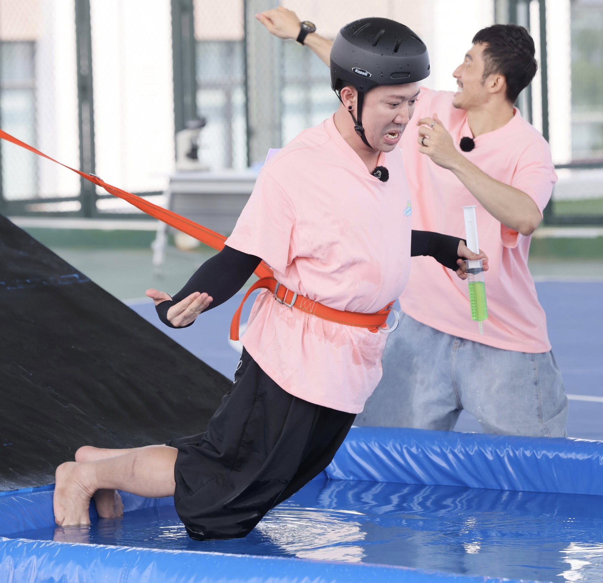 Trấn Thành thoải mái phối hợp với dàn cast về body