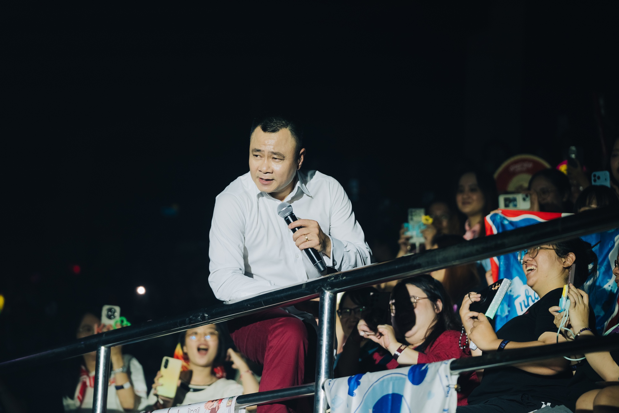 NSND Tự Long gần gũi cùng người hâm mộ