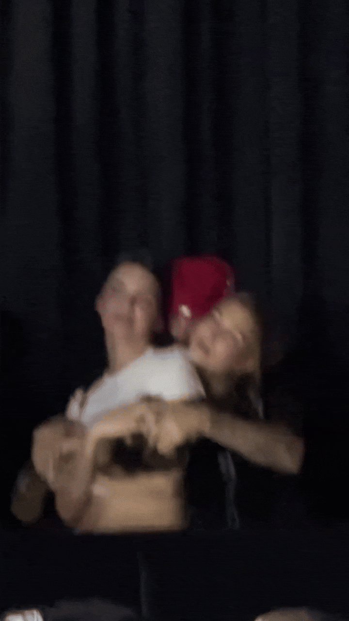 5 giây để lộ hành động nhạy cảm của vợ chồng Justin Bieber và Kendall Jenner- Ảnh 1. Justin Bieber ôm Hailey và Kendall phiêu theo điệu nhạc