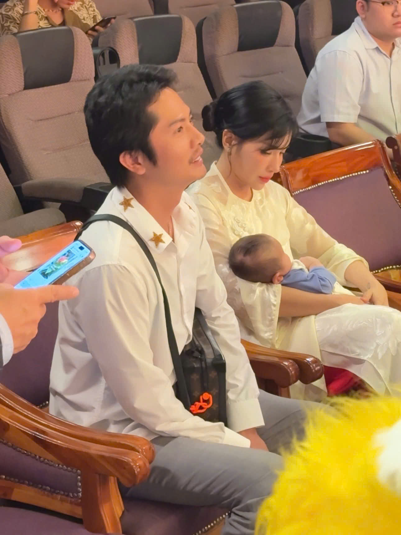 Huỳnh Phương và Khả Như cùng xuất hiện trong buổi cúng Tổ nghề sân khấu