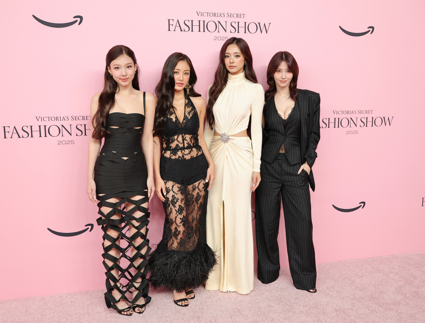 Nayeon, Jihyo, Tzuyu và Momo tại Victoria's Secret Fashion Show 2025