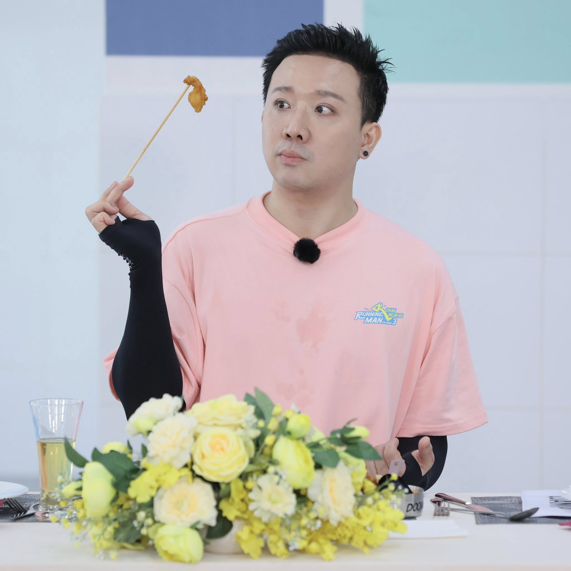 Nam MC vẫn thoải mái ăn uống, lấy ngoại hình bản thân để pha trò
