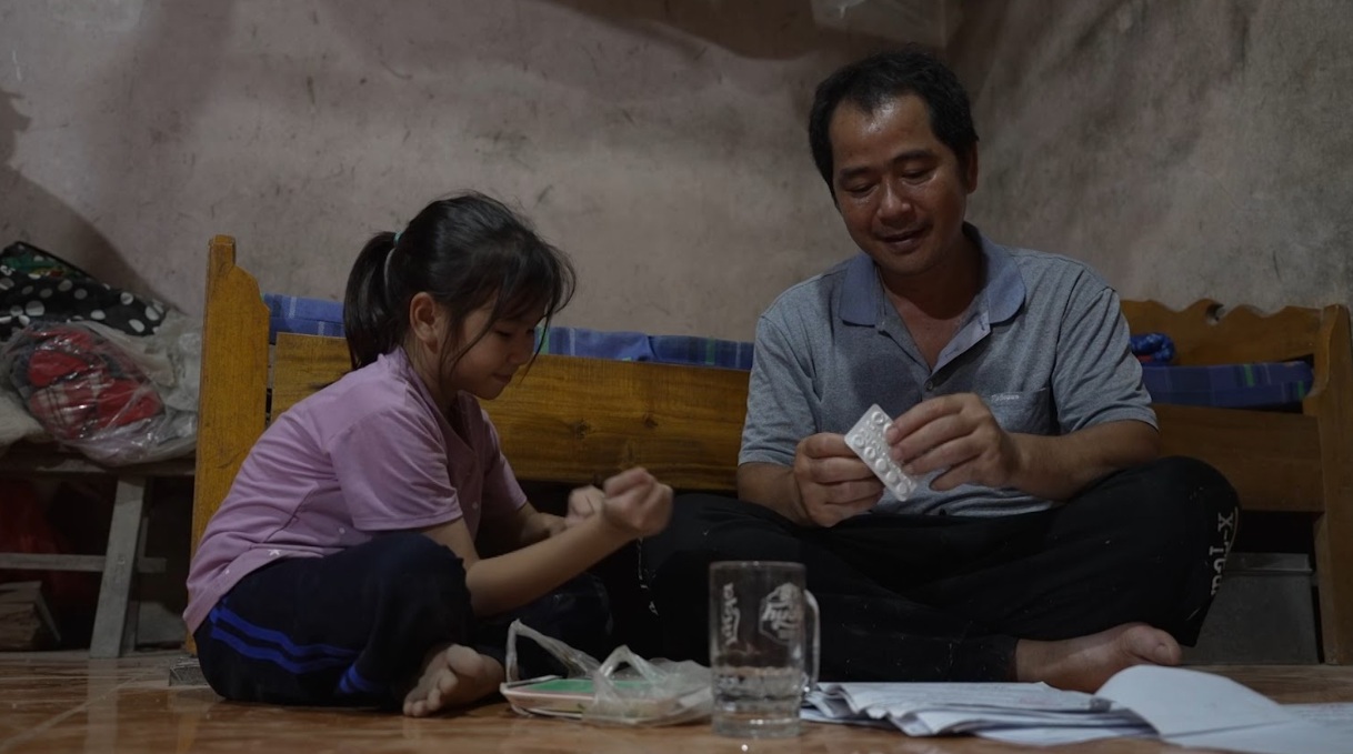 Hình ảnh em Chi Yên bên cha