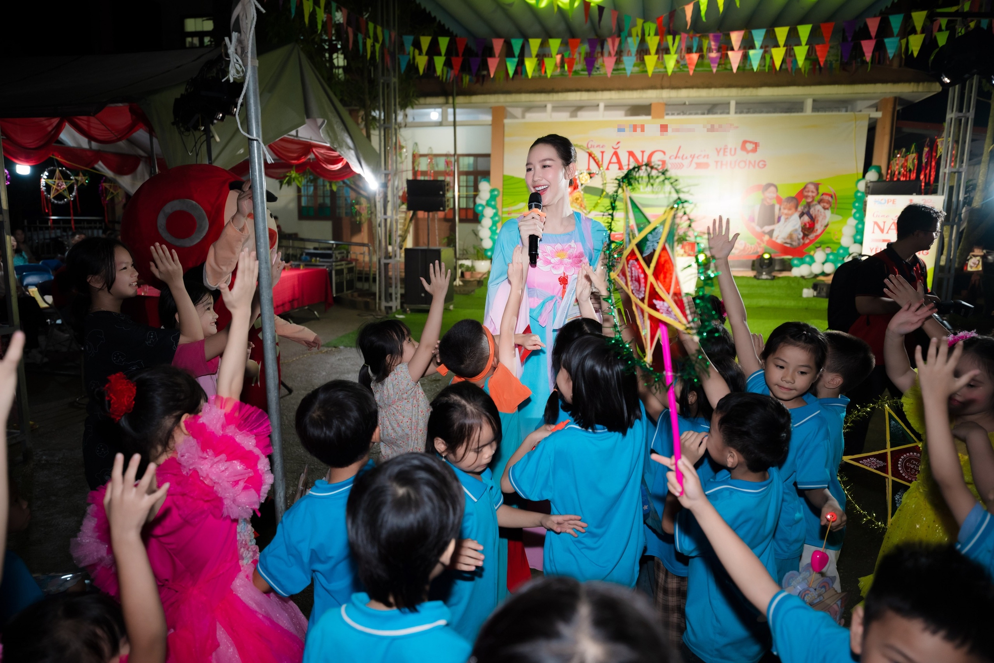 Hoa Hậu Bảo Ngọc ‘giao nắng, chuyển yêu thương’ đến trẻ em vùng lũ tại Lạng Sơn và Quảng Ninh- Ảnh 2. Trung thu rực rỡ sắc màu tại trường học