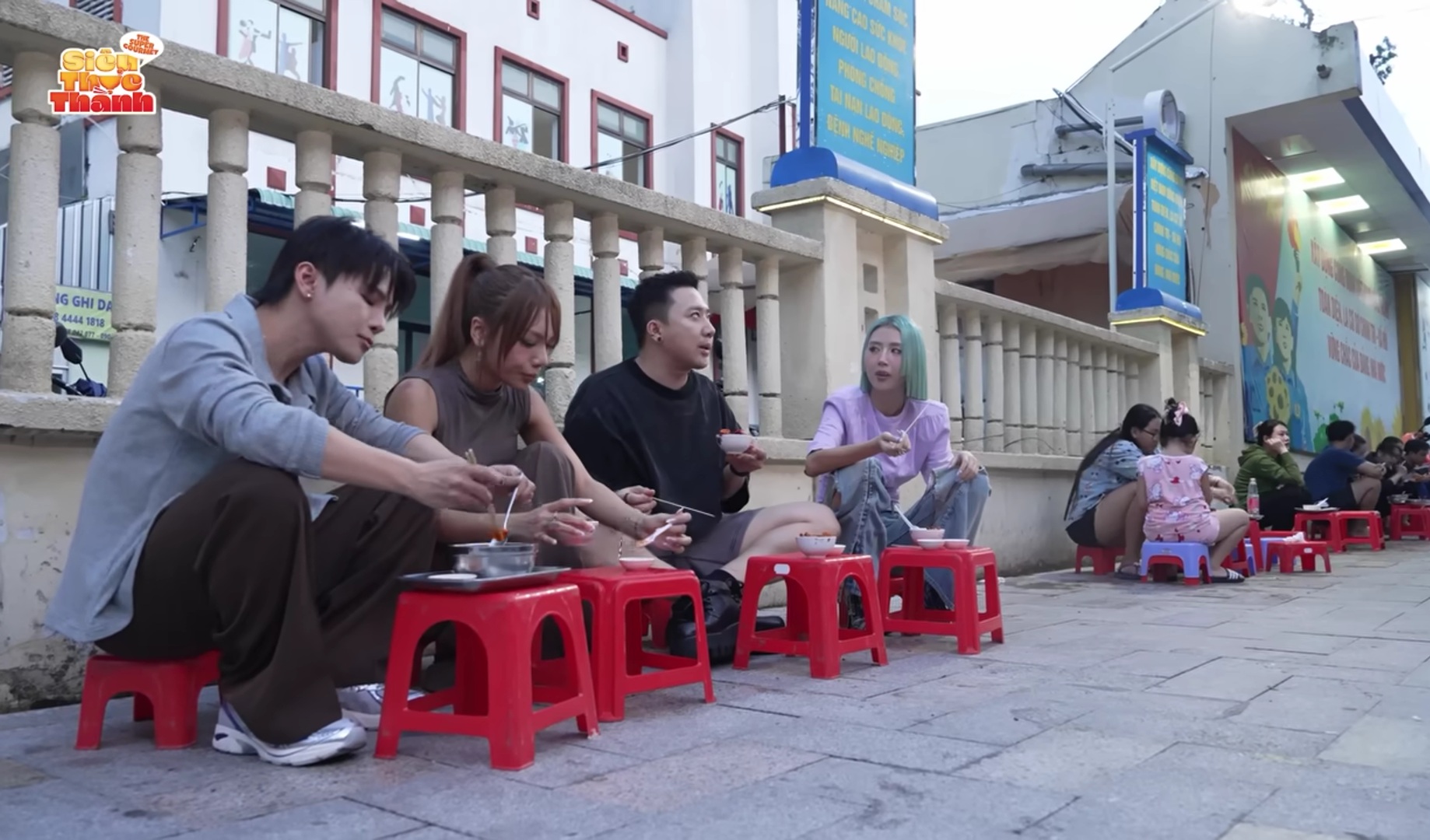 Trấn Thành cùng các đàn em ngồi vỉa hè