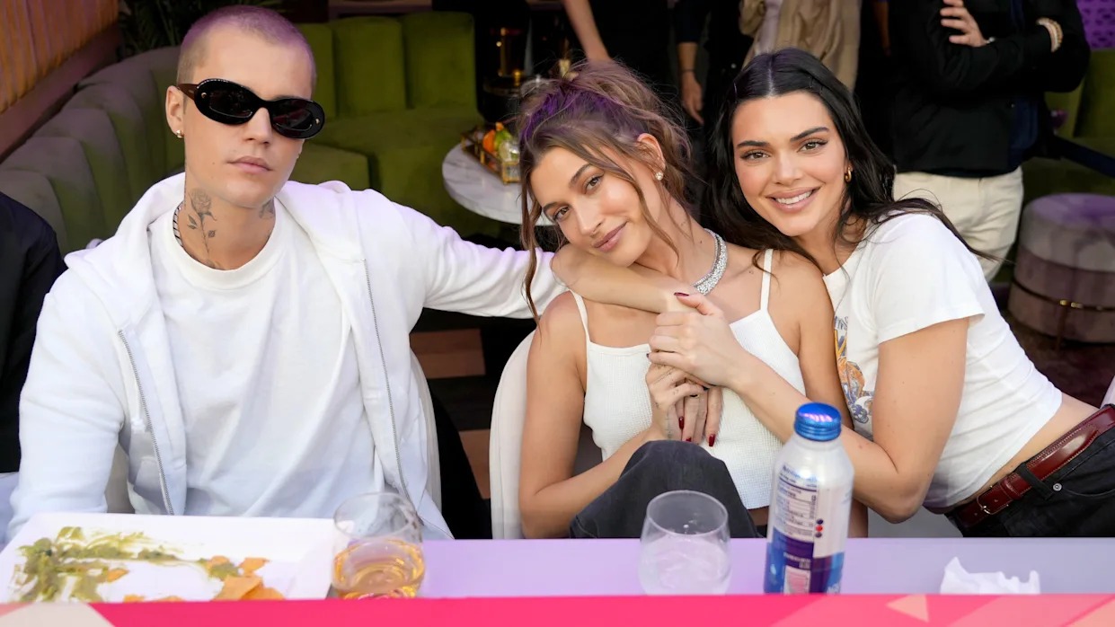 5 giây để lộ hành động nhạy cảm của vợ chồng Justin Bieber và Kendall Jenner- Ảnh 4. Mối quan hệ thân thiết giữa Kendall Jenner và vợ chồng Bieber