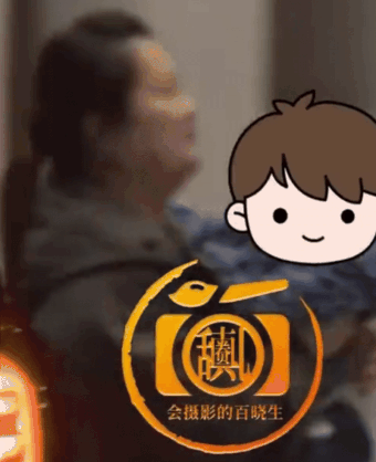 Bảo mẫu bế bé trai đi vào địa điểm tổ chức hôn lễ