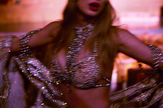 Taylor Swift cùng trang phục burlesque