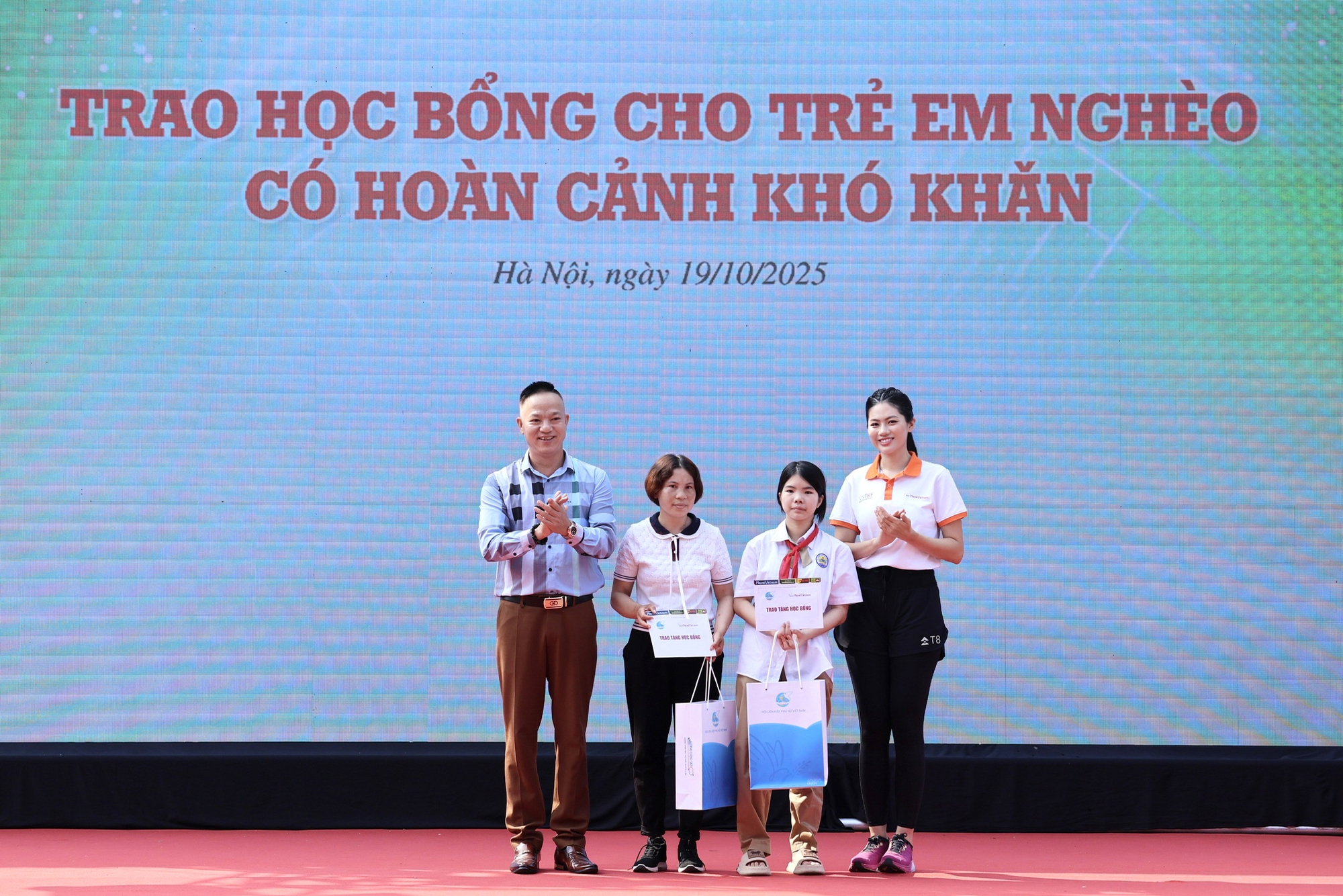 Vũ Hương Giang trao học bổng cho học sinh khó khăn