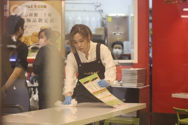 Lương Ân phục vụ khách hàng