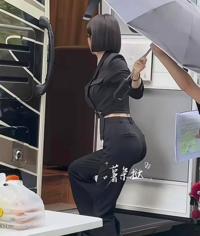 Tần Lam với vòng eo nhỏ