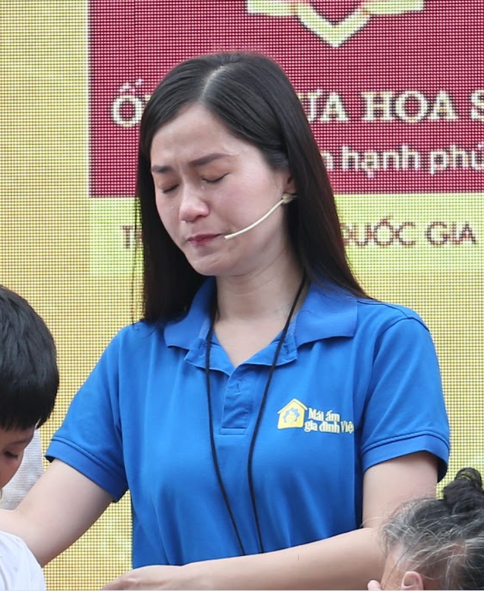 Diễn viên Lâm Vỹ Dạ xúc động rơi nước mắt