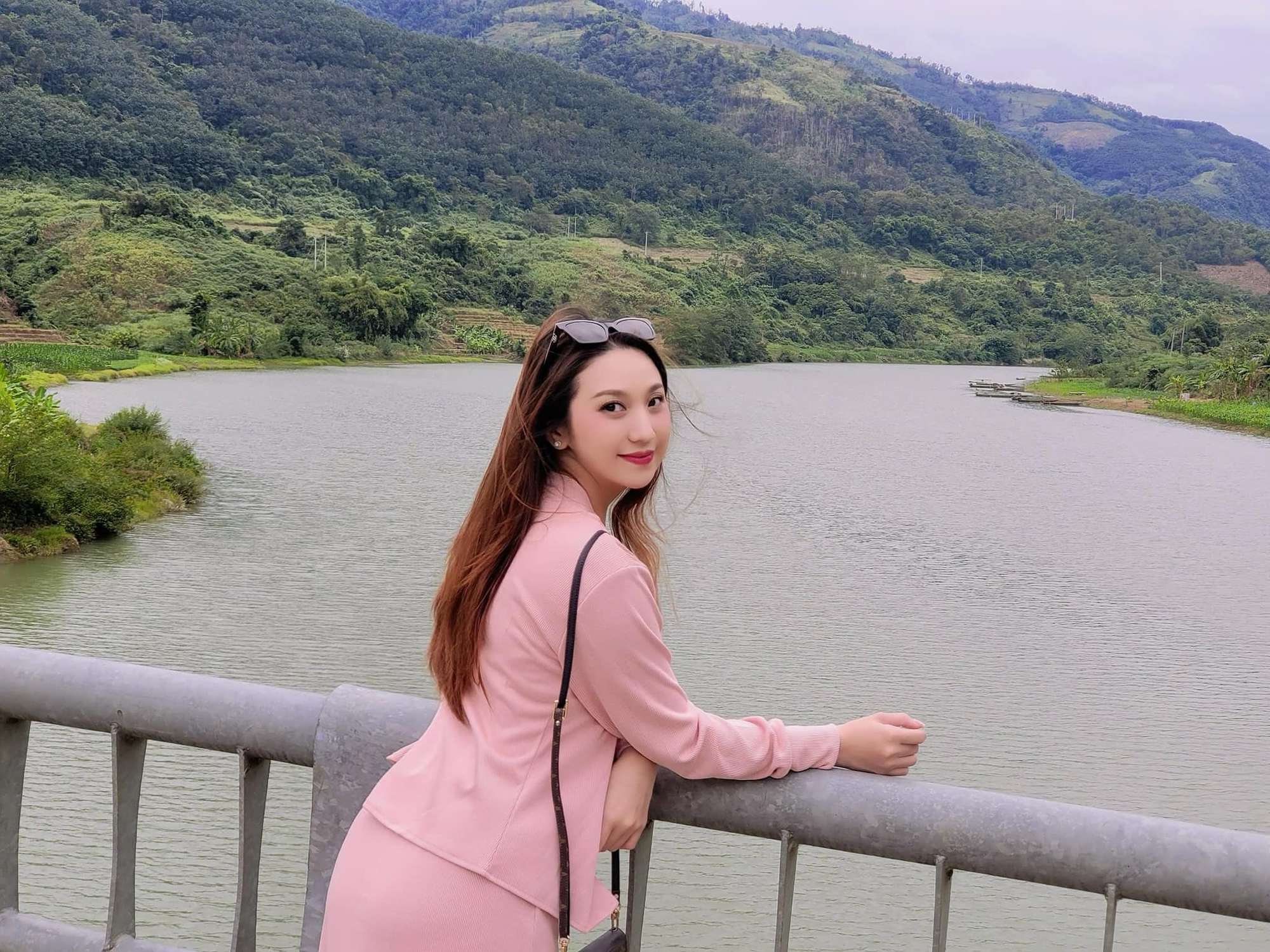 Thời trang nhẹ nhàng của nữ ca sĩ