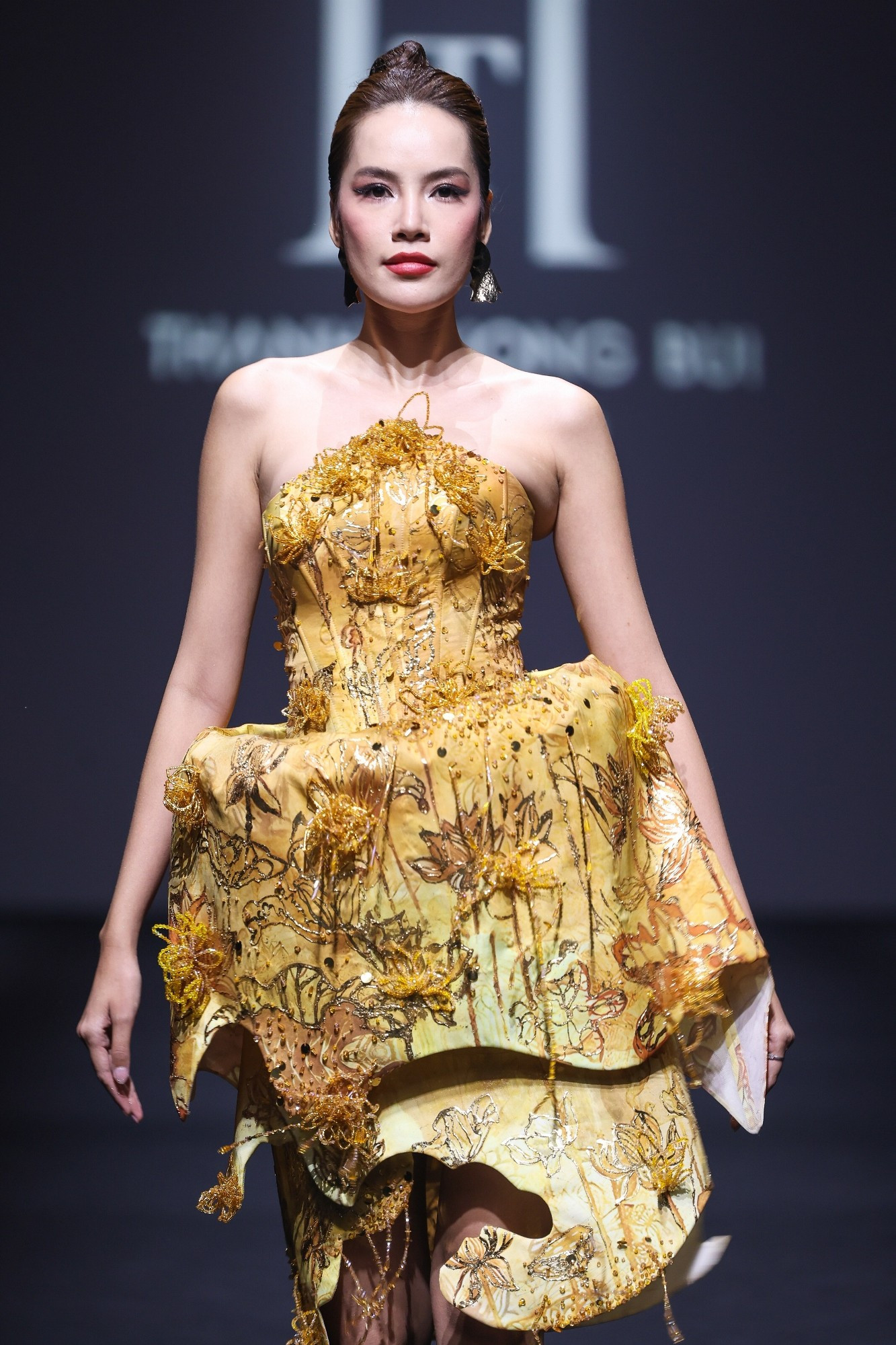 Hoa hậu Lê Hoàng Phương trên sàn diễn Shanghai Fashion Week