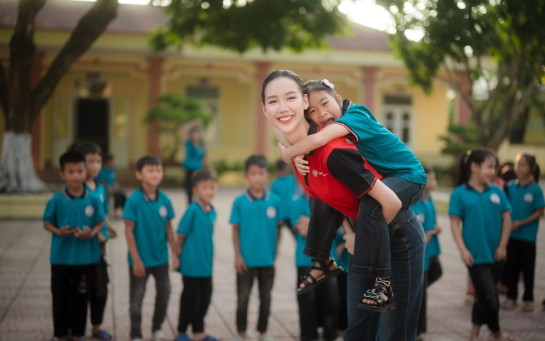 Hoa Hậu Bảo Ngọc ‘giao nắng, chuyển yêu thương’ đến trẻ em vùng lũ tại Lạng Sơn và Quảng Ninh- Ảnh 1. Hoa Hậu Bảo Ngọc trao yêu thương tại Lạng Sơn
