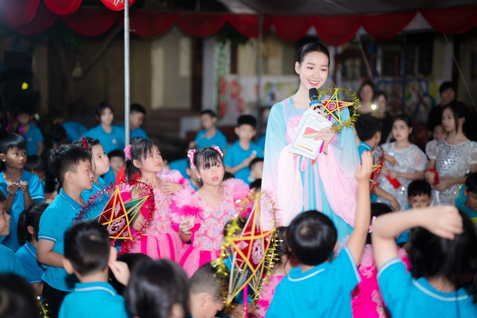 Hoa Hậu Bảo Ngọc ‘giao nắng, chuyển yêu thương’ đến trẻ em vùng lũ tại Lạng Sơn và Quảng Ninh- Ảnh 3. Vui chơi Trung thu cùng Hoa Hậu Bảo Ngọc