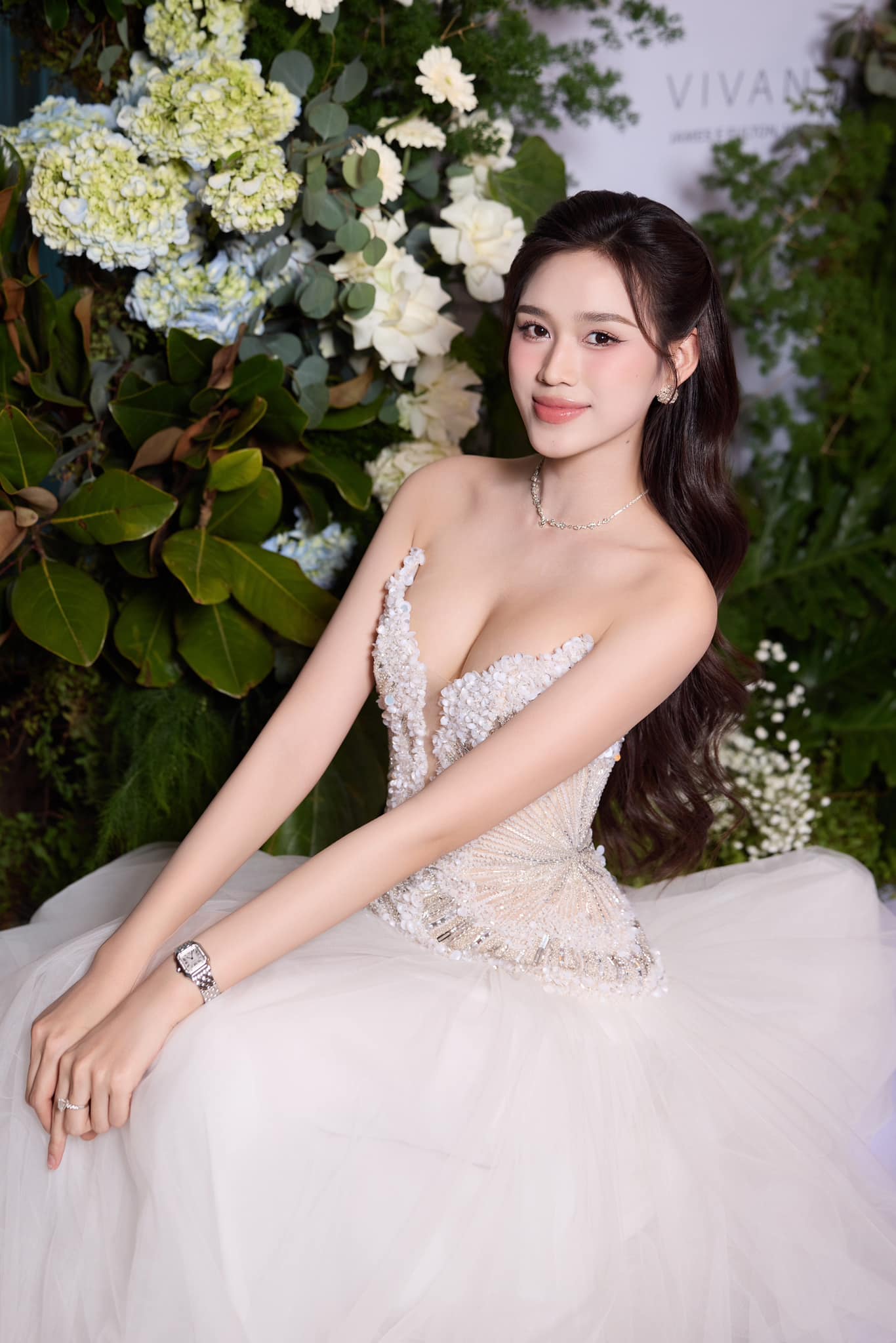 Hoa hậu Đỗ Thị Hà chính thức gia nhập hội phu nhân hào môn Vbiz Hoa hậu Đỗ Thị Hà cùng chú rể doanh nhân