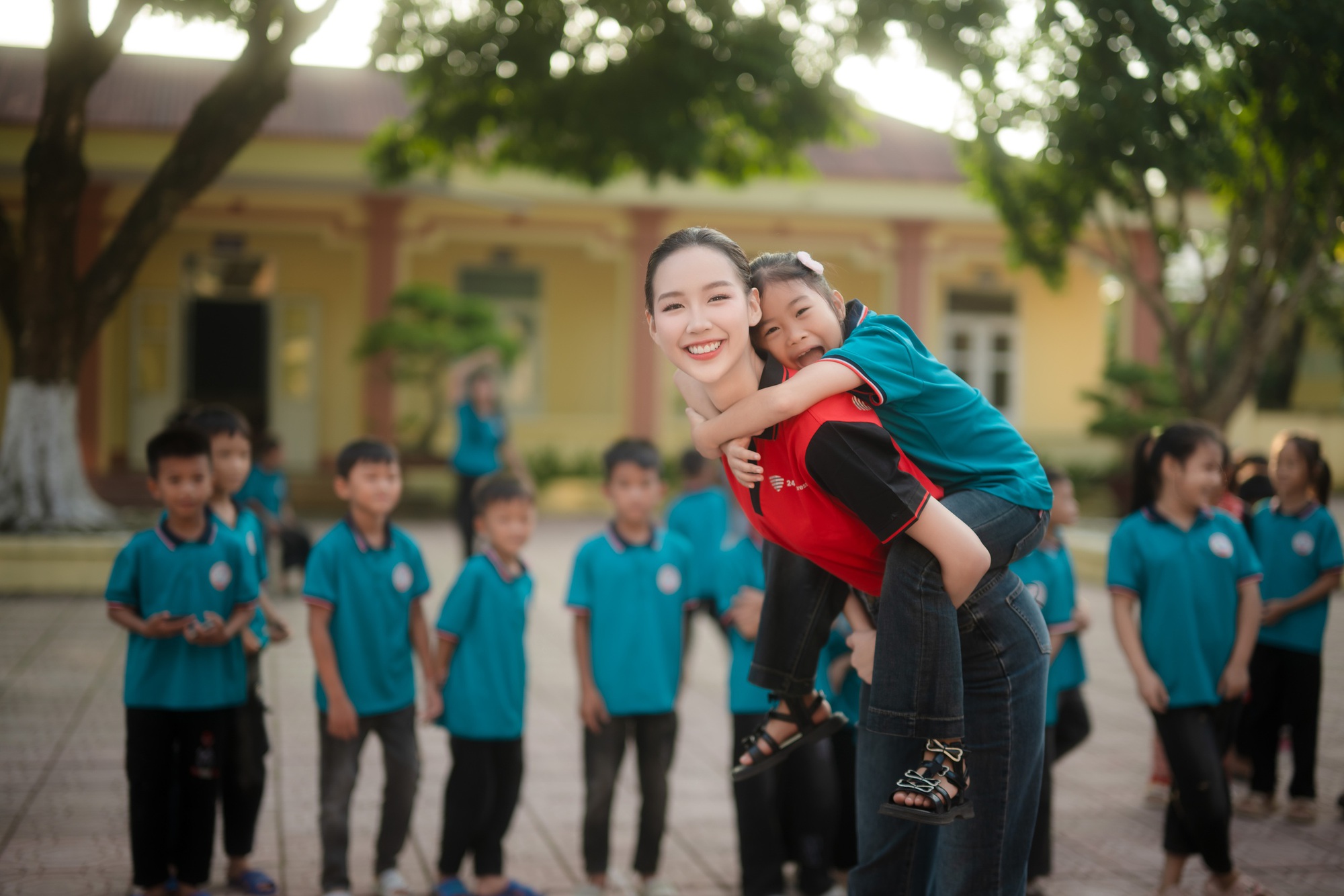 Hoa Hậu Bảo Ngọc ‘giao nắng, chuyển yêu thương’ đến trẻ em vùng lũ tại Lạng Sơn và Quảng Ninh- Ảnh 6. Hoạt động giao lưu cùng học sinh