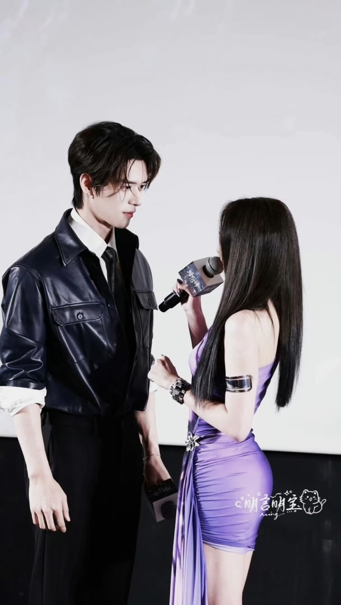 Thiên hạ chả mấy ai có body mướt mượt cỡ này đâu: Đã thế còn đẹp quá trời, nhìn mà lác cả mắt- Ảnh 5. Bành Tiểu Nhiễm và Chương Thời An diễn lại 1 cảnh trong phim.