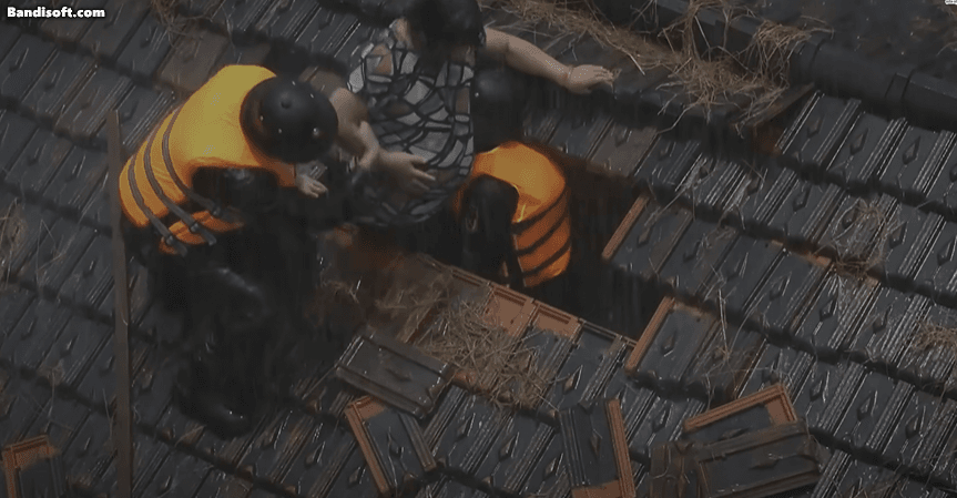 Giải cứu sản phụ giữa mưa lũ