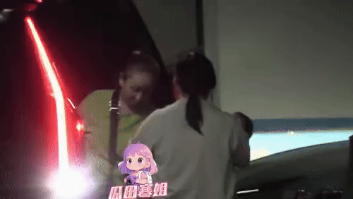 Hình ảnh paparazzi ghi lại cảnh mẹ Từ Nghệ Dương bế trẻ nhỏ cùng bảo mẫu