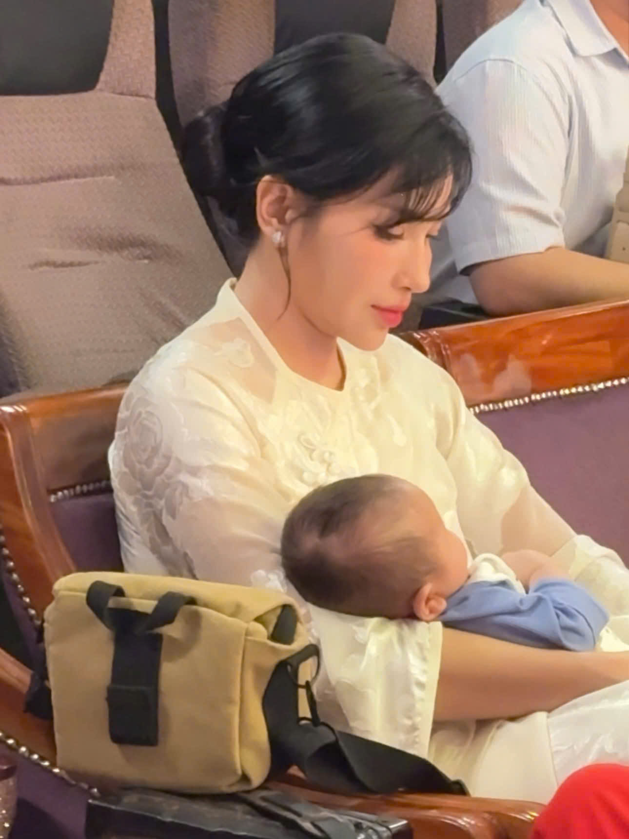 Nữ diễn viên gây xôn xao khi bồng bế một em bé trên tay