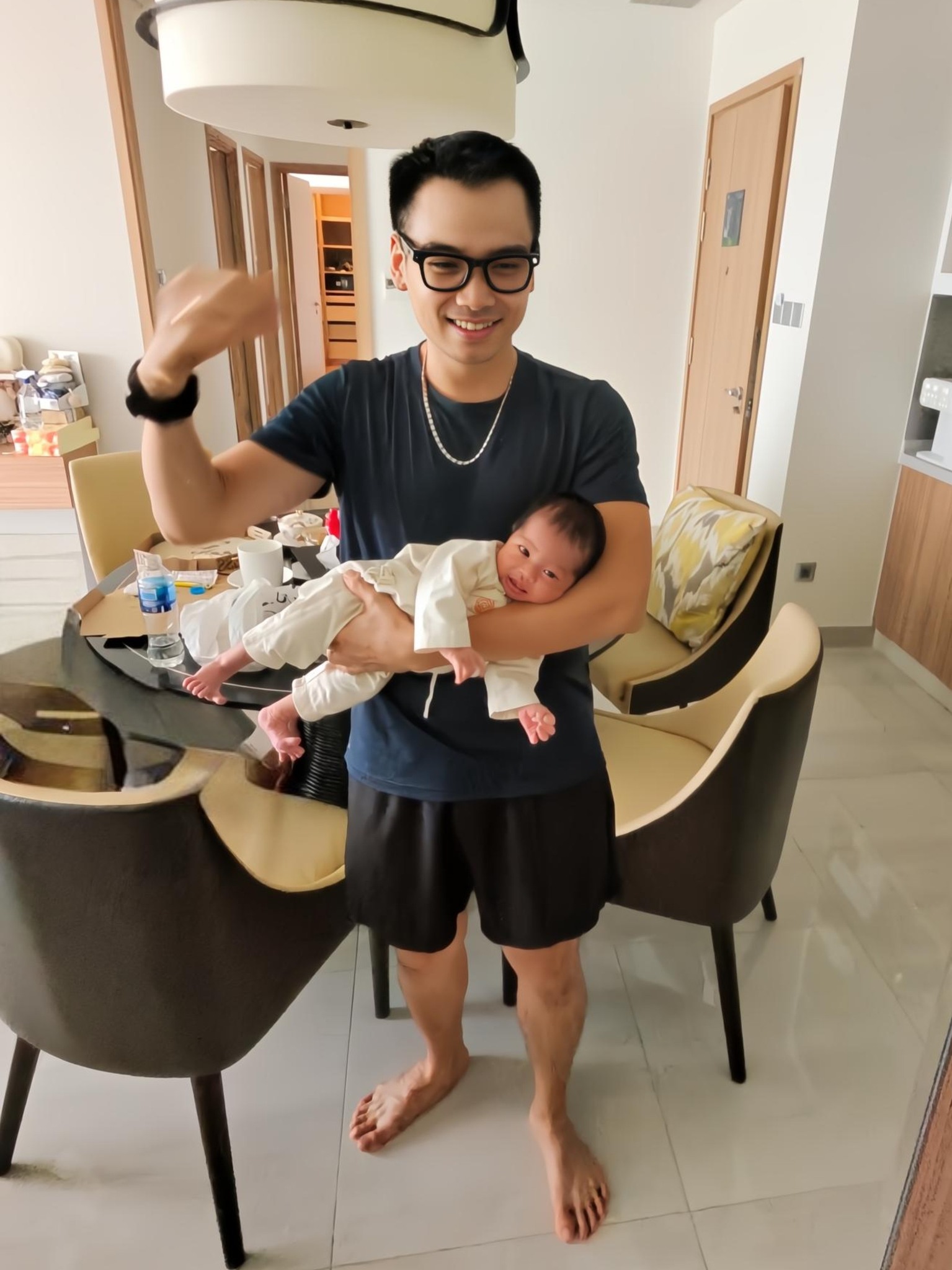 Chồng hoa hậu H'Hen Niê sau 5 tháng đi chữa bệnh này một mình dù bị vợ ngăn cản- Ảnh 3. Chồng hoa hậu đẹp trai, phong độ hơn sau điều trị