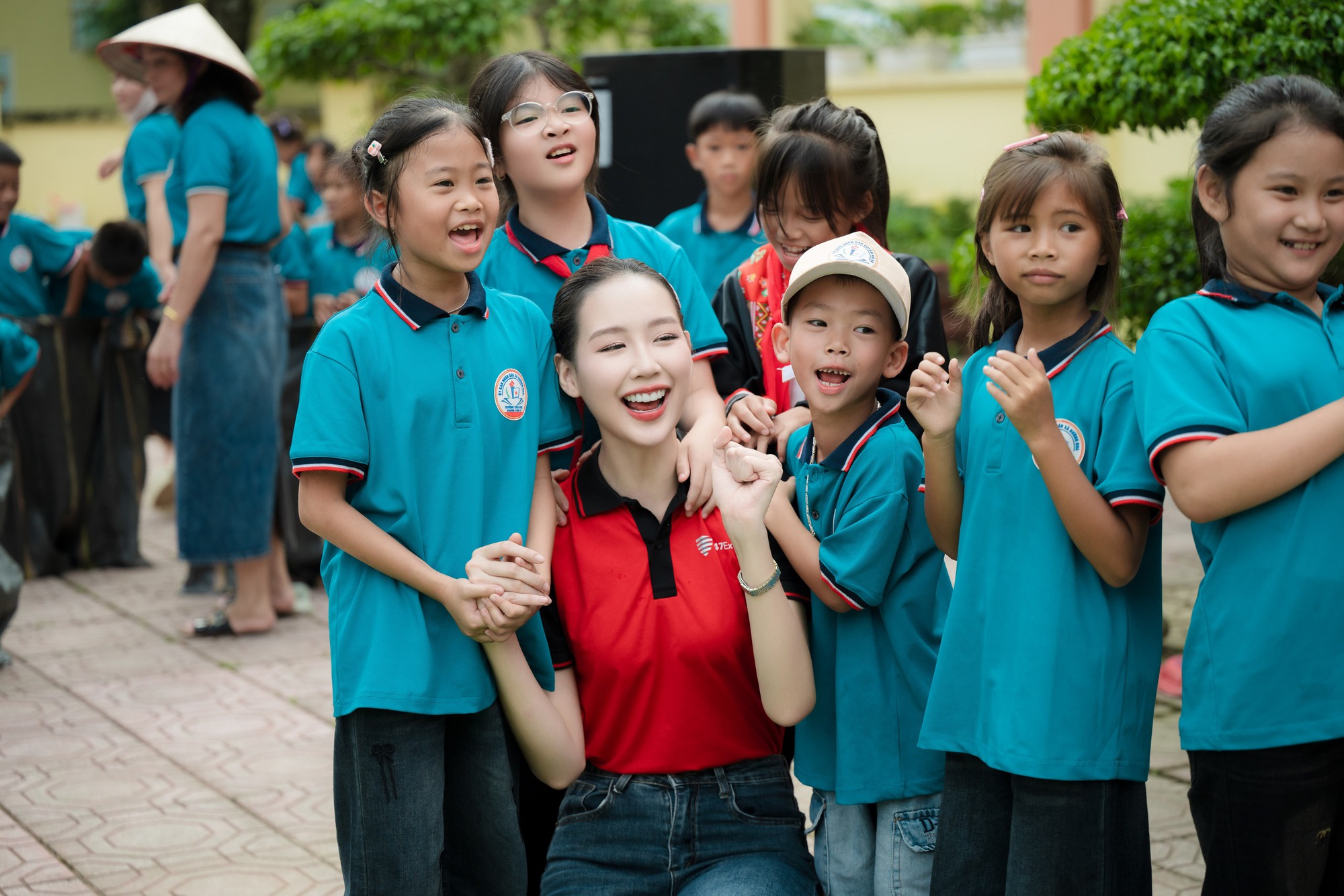 Hoa Hậu Bảo Ngọc ‘giao nắng, chuyển yêu thương’ đến trẻ em vùng lũ tại Lạng Sơn và Quảng Ninh- Ảnh 4. Trao quà tại Quảng Ninh