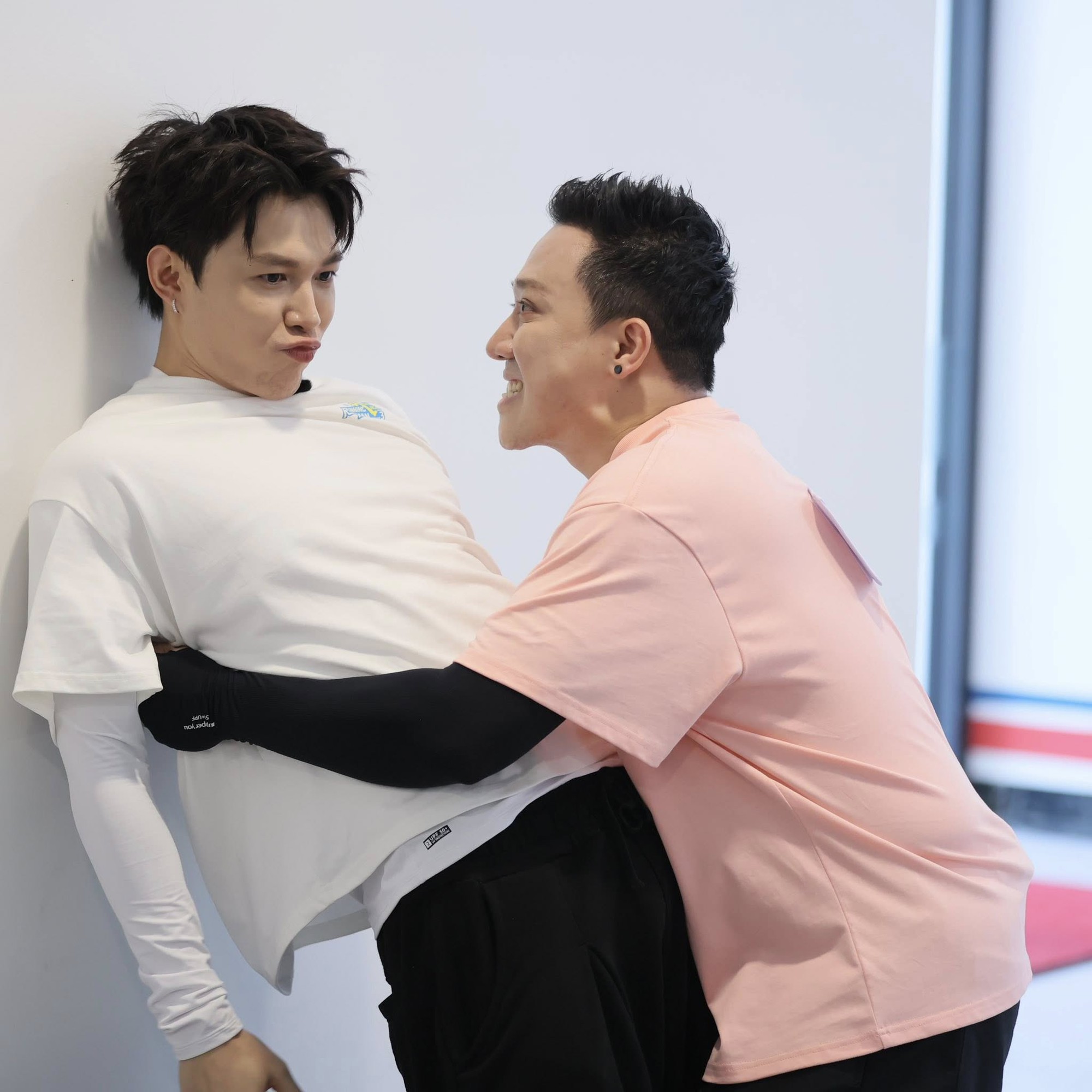 Trấn Thành dù than sức khoẻ có vấn đề nhưng vẫn chơi rất máu chiến khiến dàn cast phải dè chừng