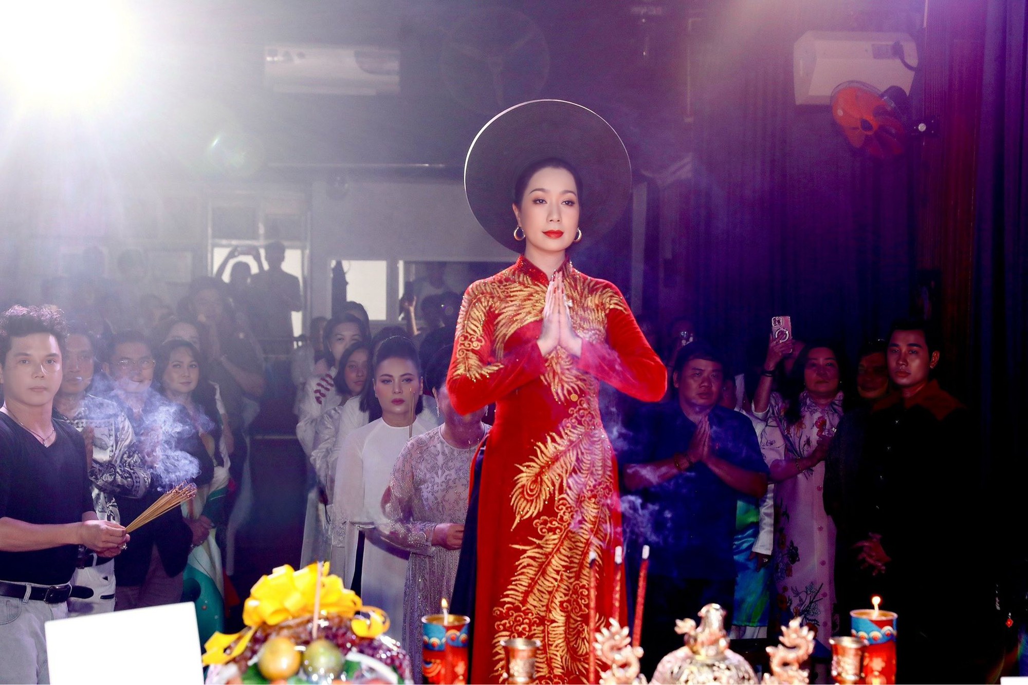 Trịnh Kim Chi nhận giải thưởng vàng Kịch nói