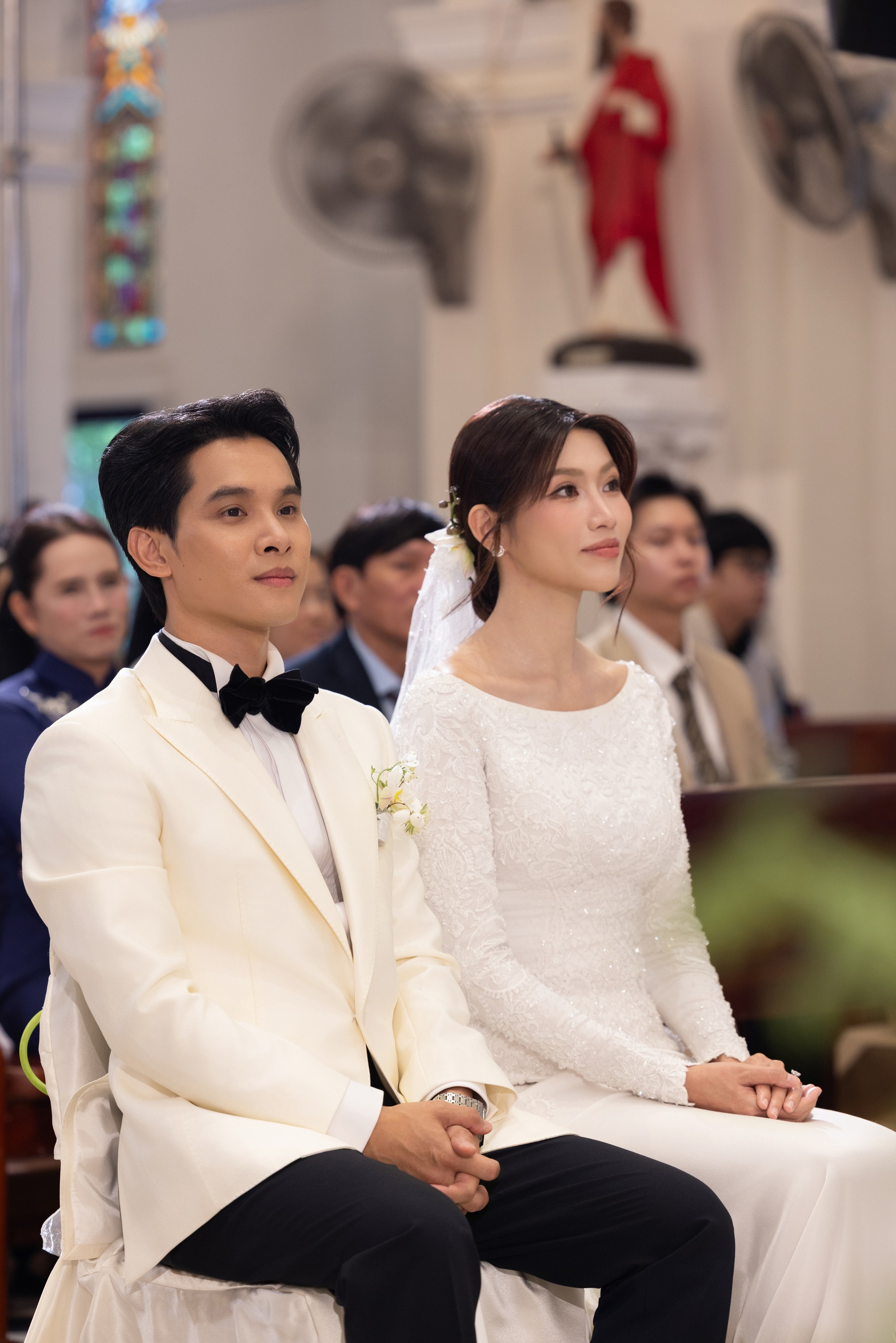 Quỳnh Châu và Phát Nguyễn tổ chức thánh lễ hôn phối trước khi chiêu đãi khách mời vào ngày mai Cô dâu chú rể chuẩn bị lễ cưới