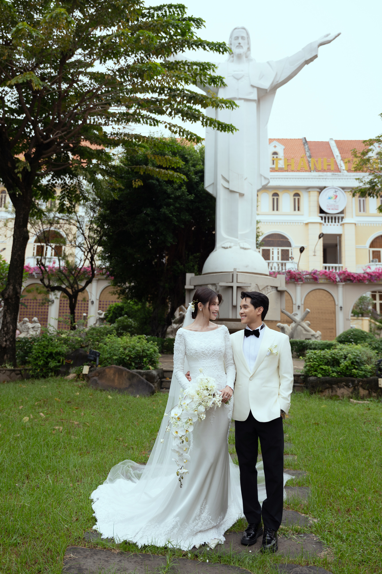 Lễ cưới nhà thờ của Á hậu Quỳnh Châu: Cô dâu rưng rưng xúc động, thiếu gia Đà Lạt quá điển trai!- Ảnh 11. Nhan sắc xinh đẹp của cô dâu ngày cưới