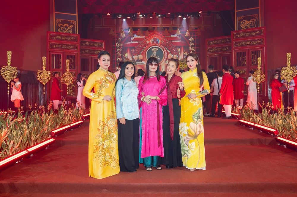 Nghệ sĩ dâng hương trong lễ giỗ Tổ ngành sân khấu