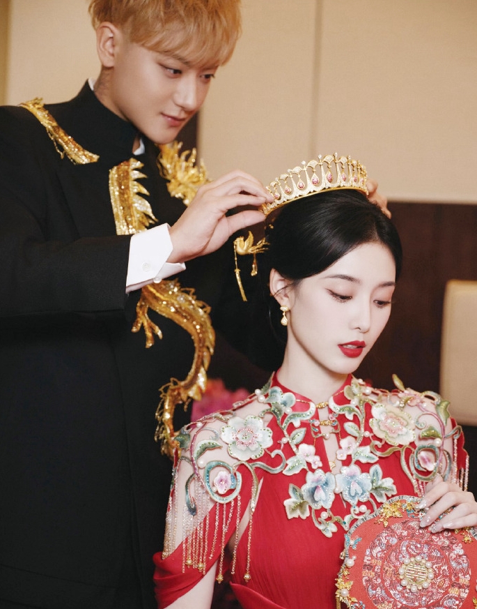 Bảo mẫu bế con trai đầu lòng của Hoàng Tử Thao