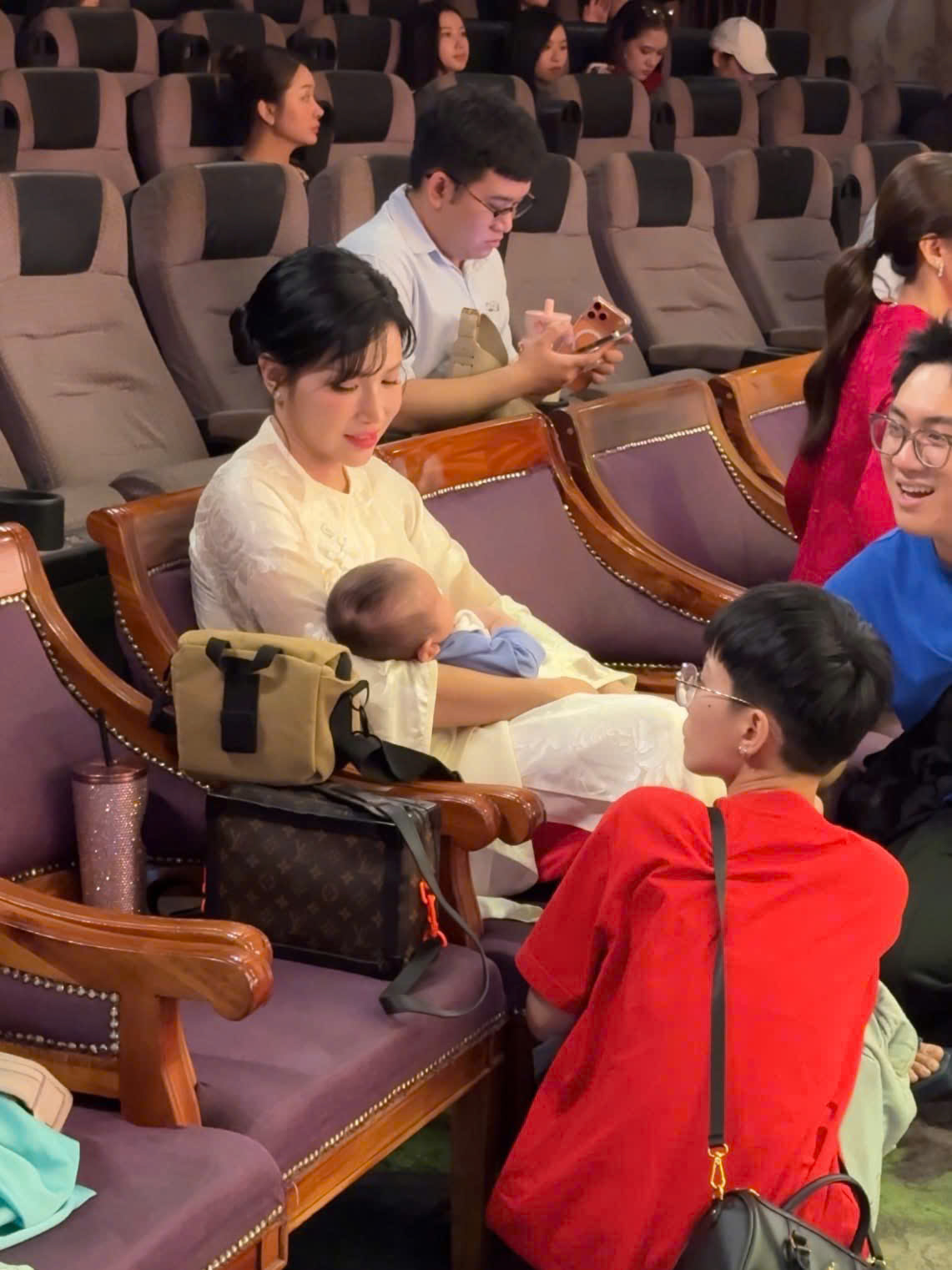 Nữ diễn viên gây xôn xao khi bồng bế một em bé trên tay