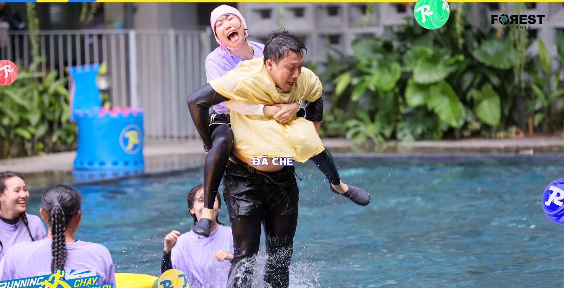 Trấn Thành lộ bụng tròn trên sóng