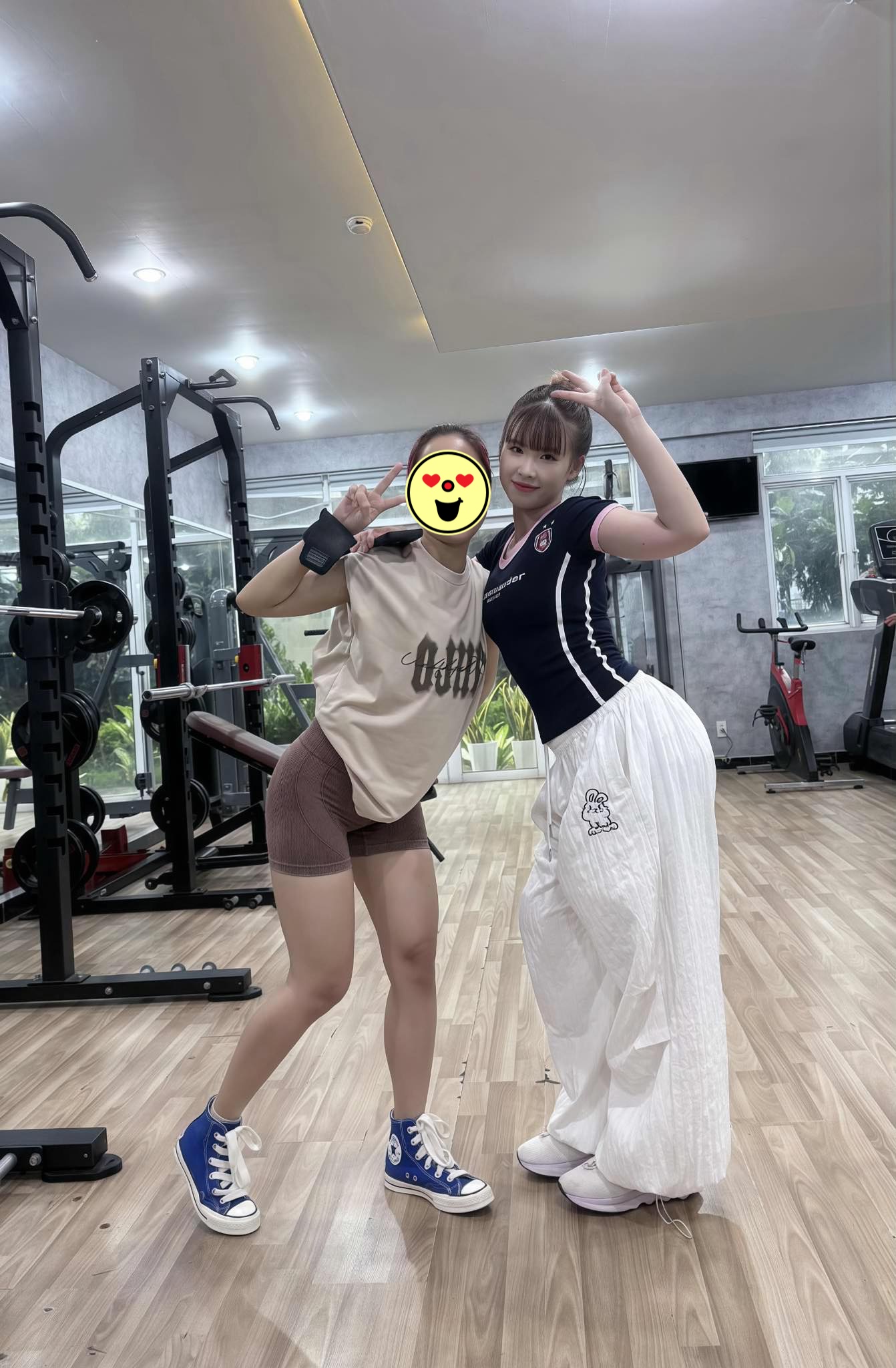 Tình trạng của Khởi My và chồng kém tuổi- Ảnh 1. Khởi My đăng ảnh cận vóc dáng để phủ nhận nghi vấn đang mang thai